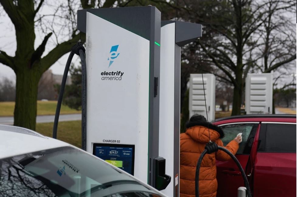 La AIE prevé un auge del coche eléctrico y de la energía nuclear tras la crisis de Ormuz