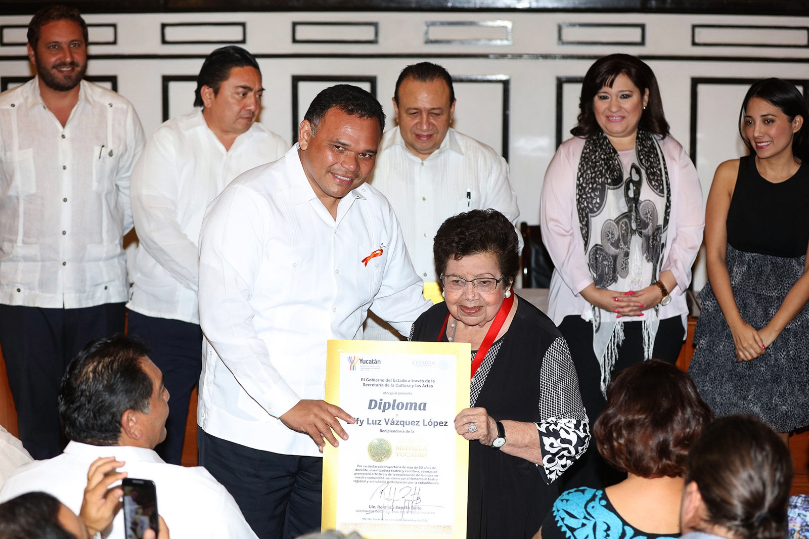 Reconocen aportación cultural de Effy Luz Vázquez