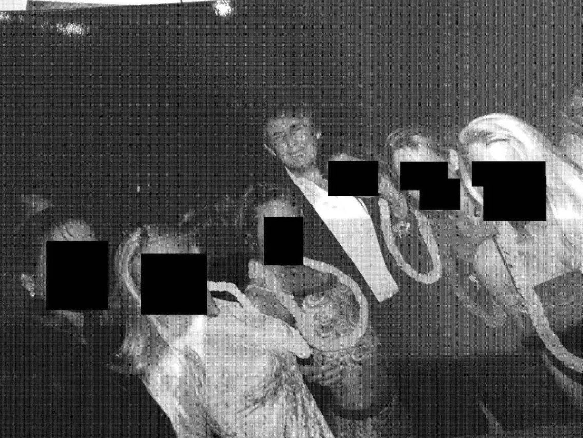 Nuevas fotos muestran a Trump con mujeres en patrimonio de Epstein; Clinton y Steve Bannon igual aparecen
