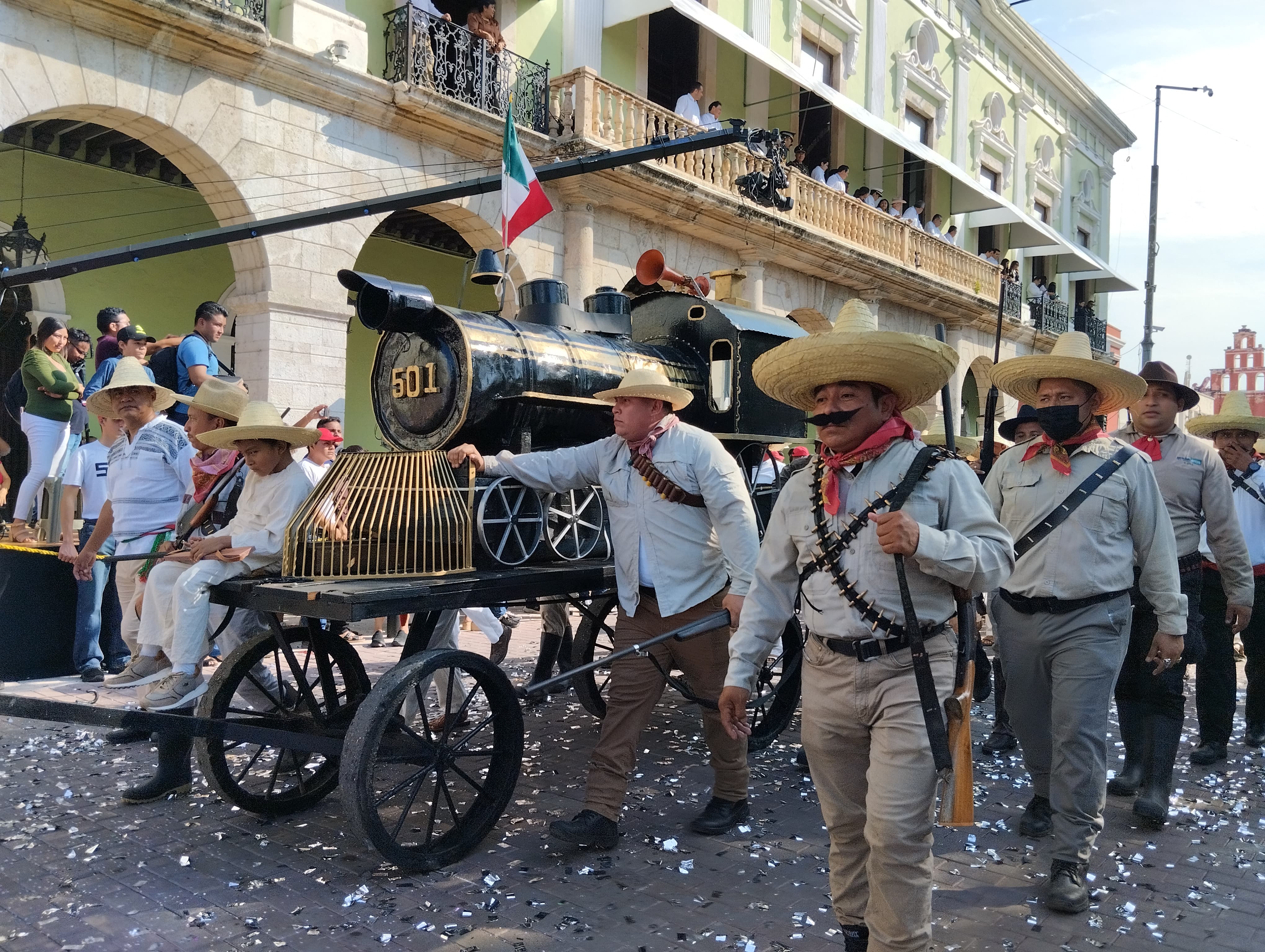 Yucatecos celebran el 114 aniversario de la Revolución Mexicana con magno desfile