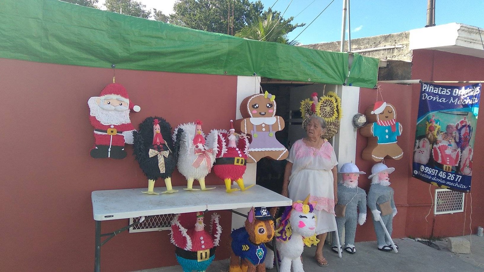 Doña Mechita de 89 años, activa mujer elaboradora de piñatas