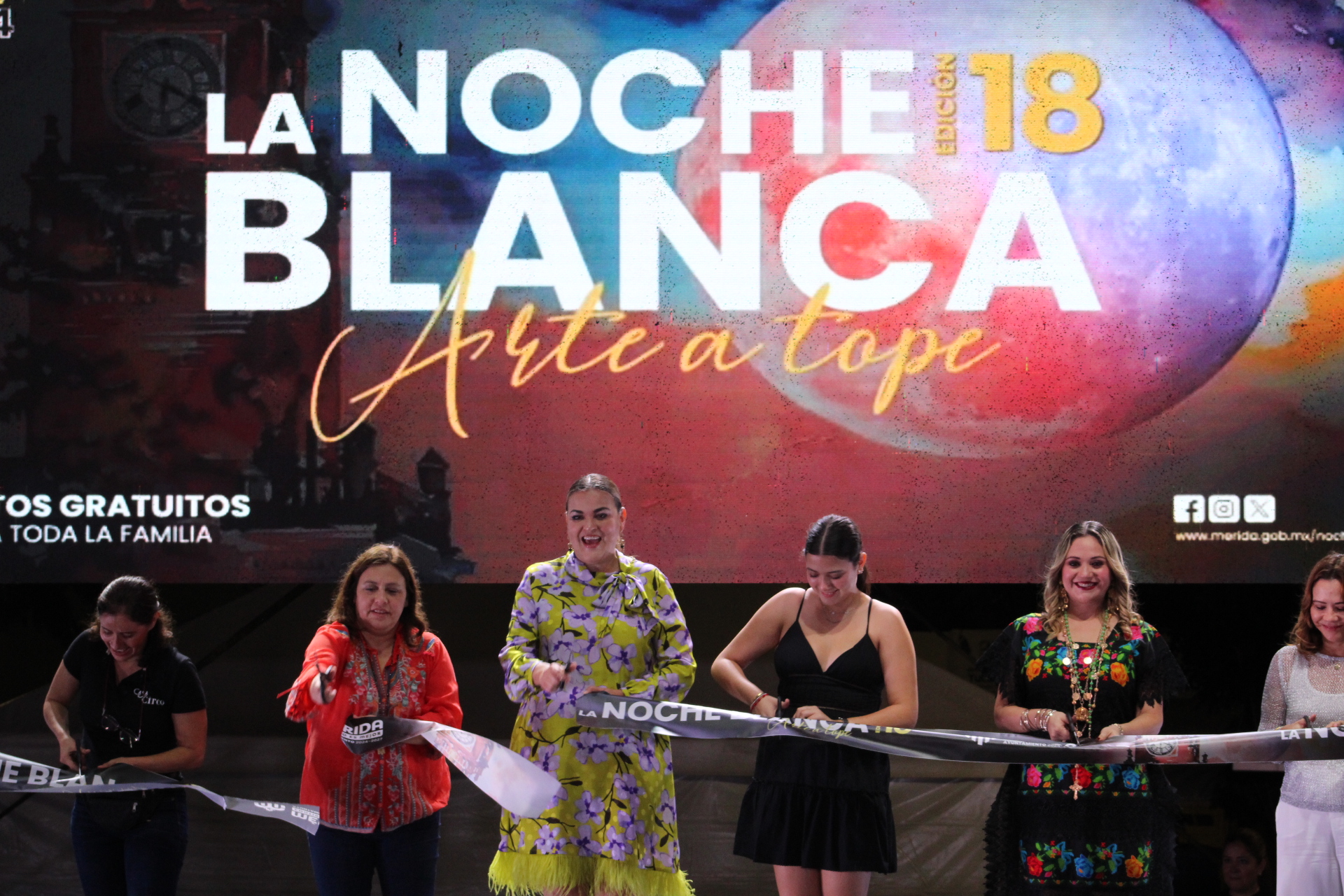 Cecilia Patrón Laviada corta el listón de la edición 18 de La Noche Blanca en Mérida