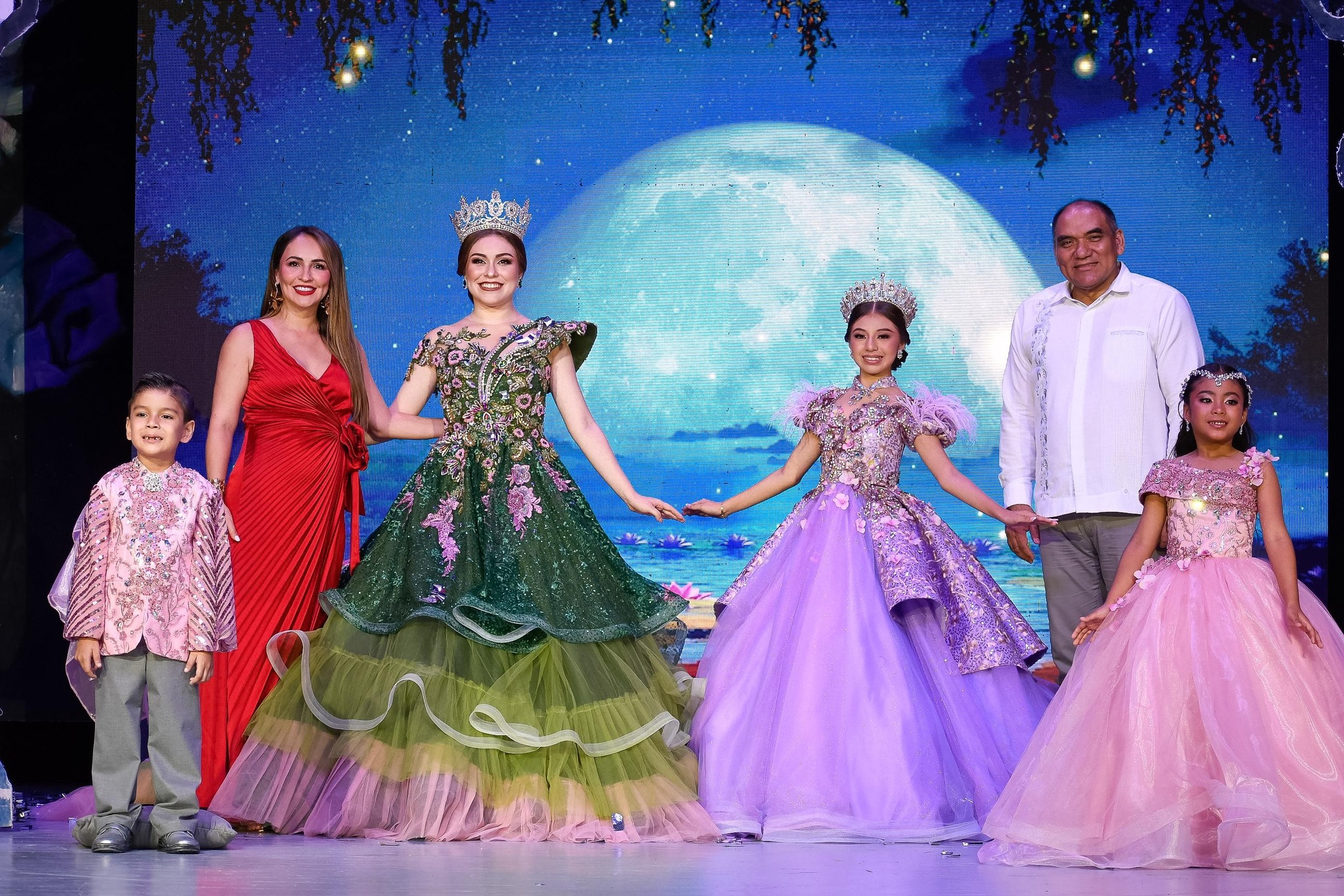 Alcaldesa de Campeche corona a reina de la Feria de San Francisco y Linda Sanfrancisqueña 2025