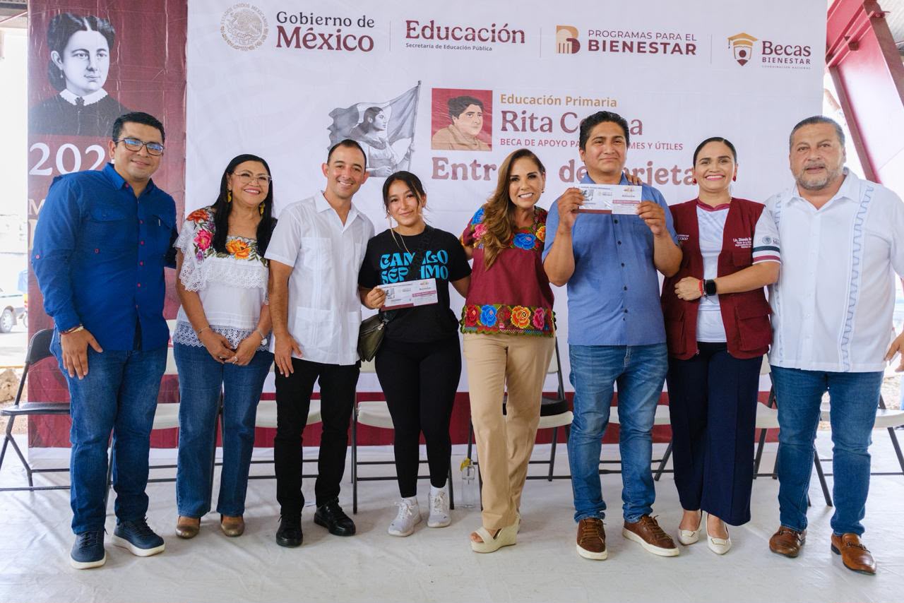 Más de mil estudiantes de primaria reciben tarjetas de la beca Rita Cetina, en Cancún