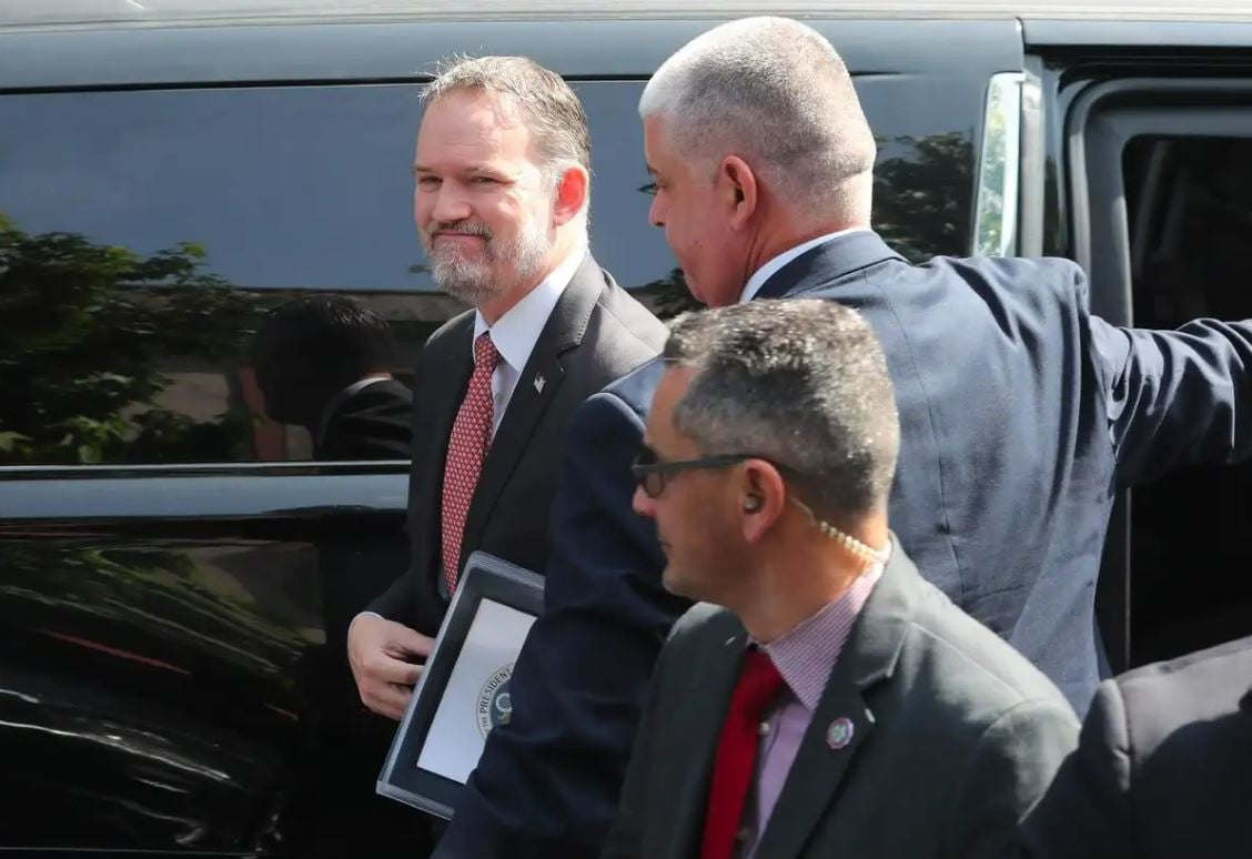 Llegó a Palacio Nacional Jamieson Greer, representante comercial de EU, fuertemente custodiado