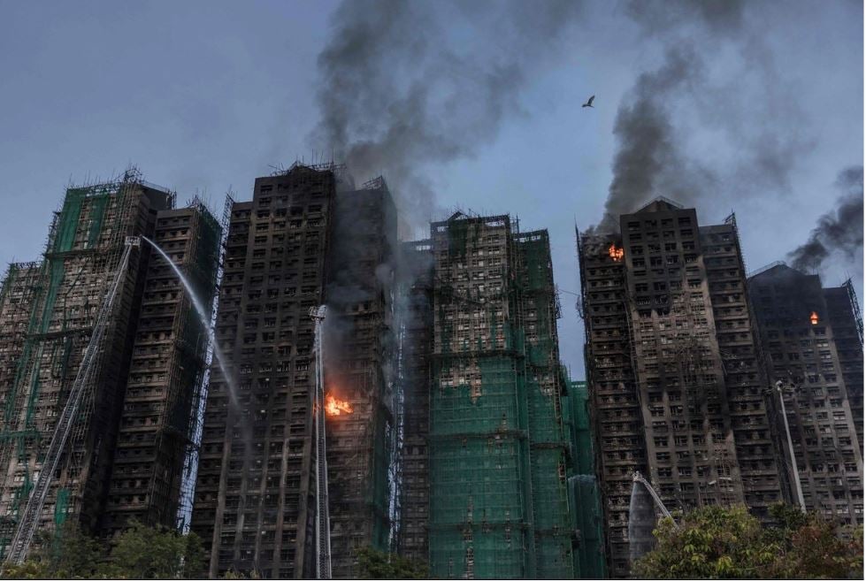 Suben a 75 los muertos por incendio en complejo de departamentos en Hong Kong