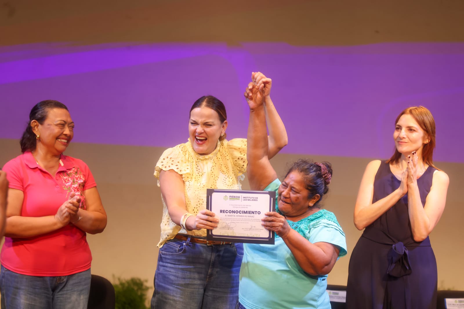 Mérida gradúa a 170 mujeres del programa de apoyo a la economía de CECATI
