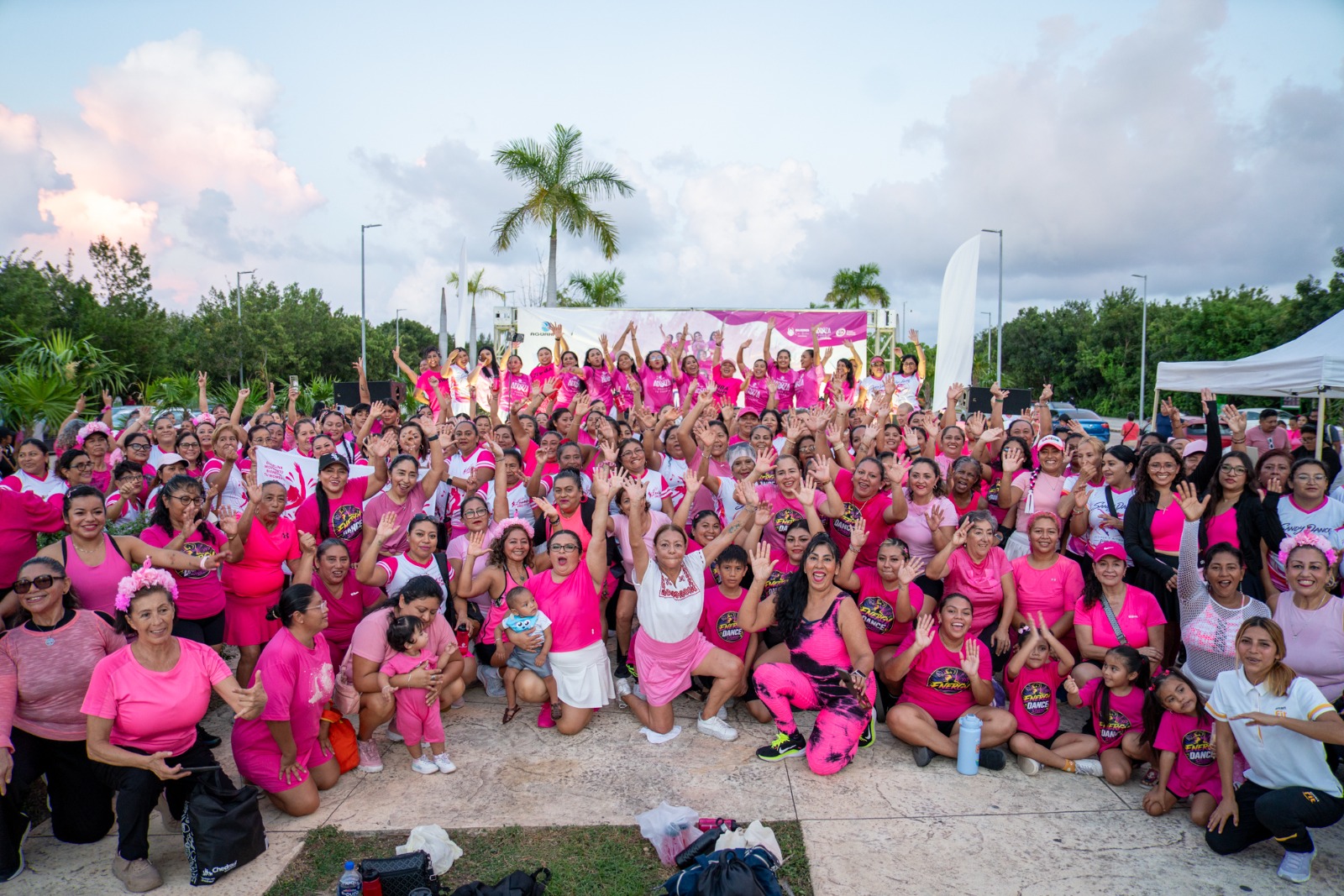 Aguakan reúne a más de 400 personas en el Zumbatón Rosa 2026 en Cancún