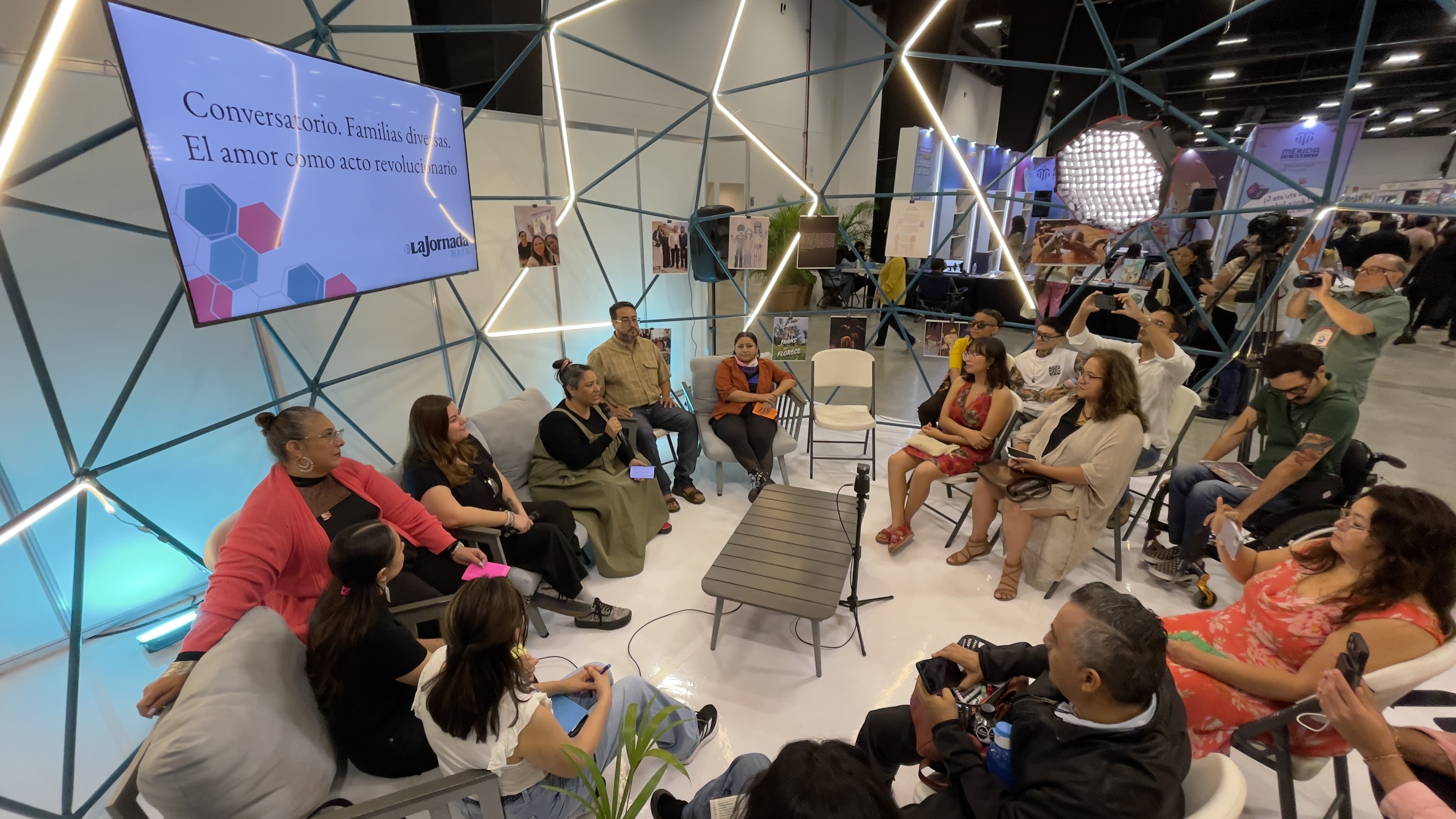 Conversatorio en 'La Cúpula' expone al amor como resistencia entre las familias diversas