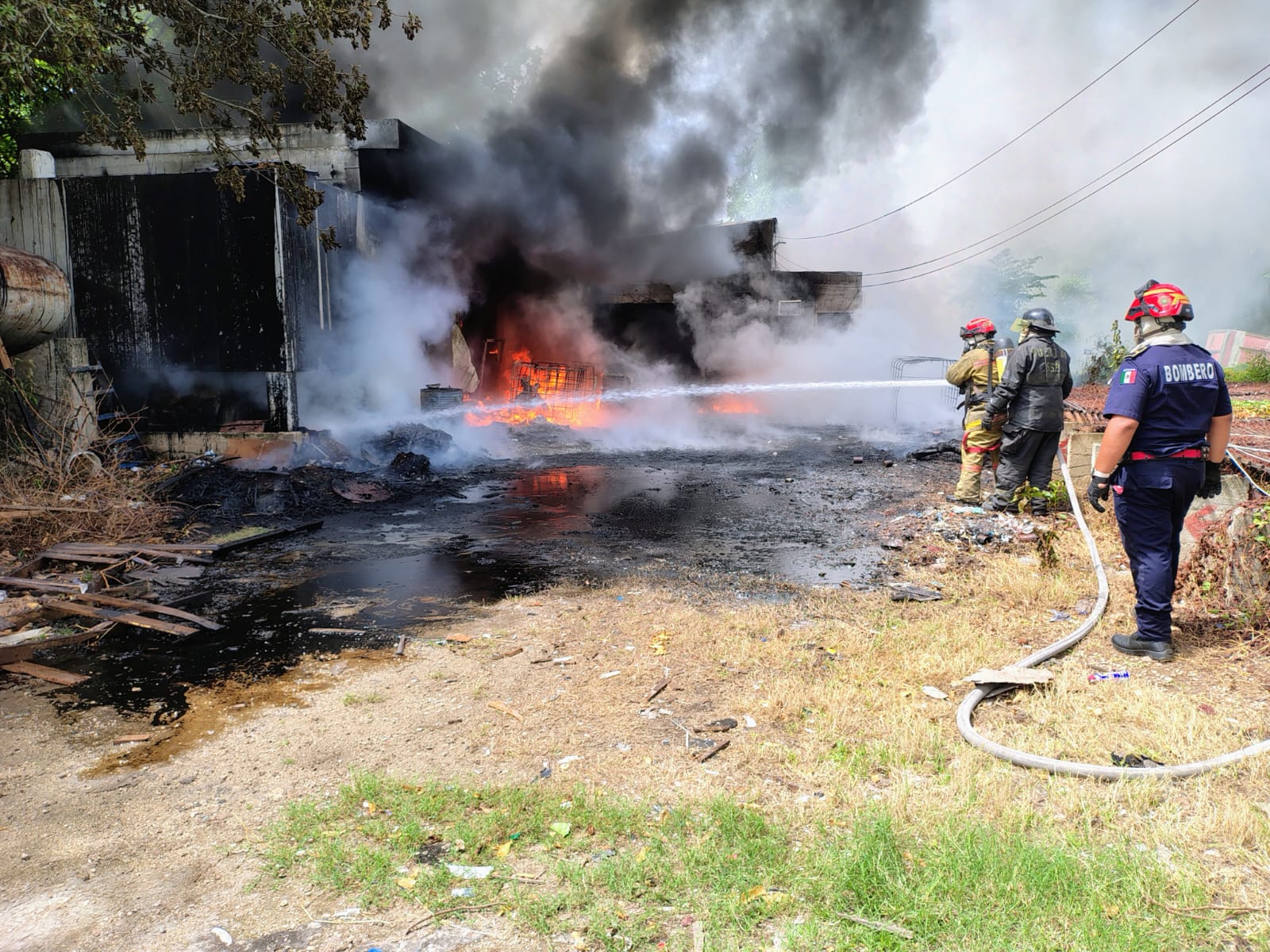 Bomberos controlan incendio en bodega de Kanasín; no hubo personas lesionadas
