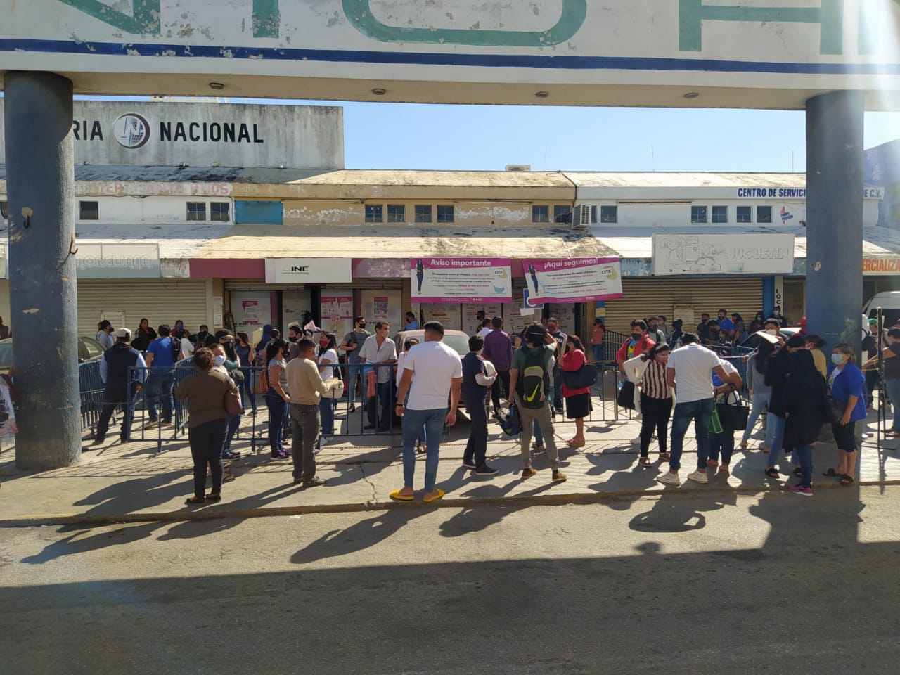 Largas filas en los módulos del INE en Mérida para tramitar la credencial
