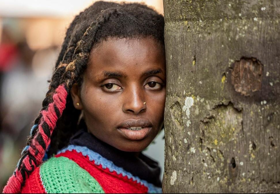 Récord Guinness de una activista climática de Kenia por abrazar un árbol durante 72 horas
