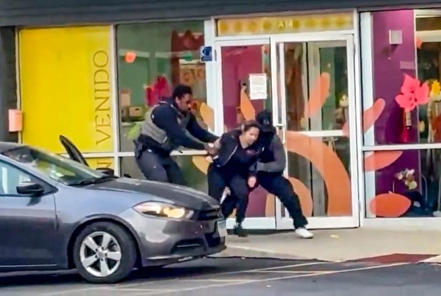 Agentes del ICE en Chicago irrumpen en kinder para arrestar a maestra