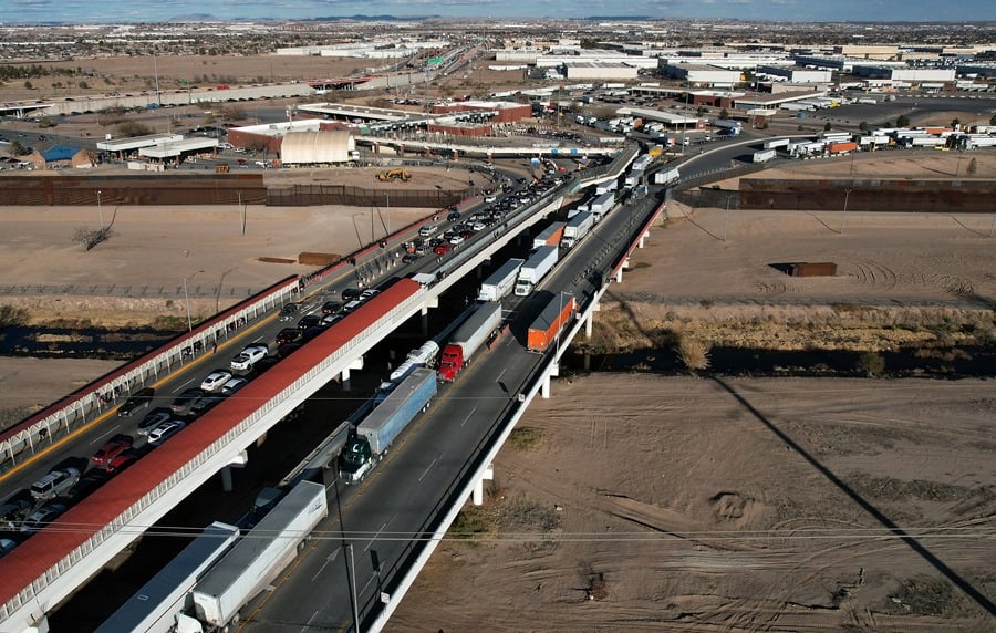 Entran en vigor en EU aranceles de 25 por ciento a camiones importados, medida que afecta a México