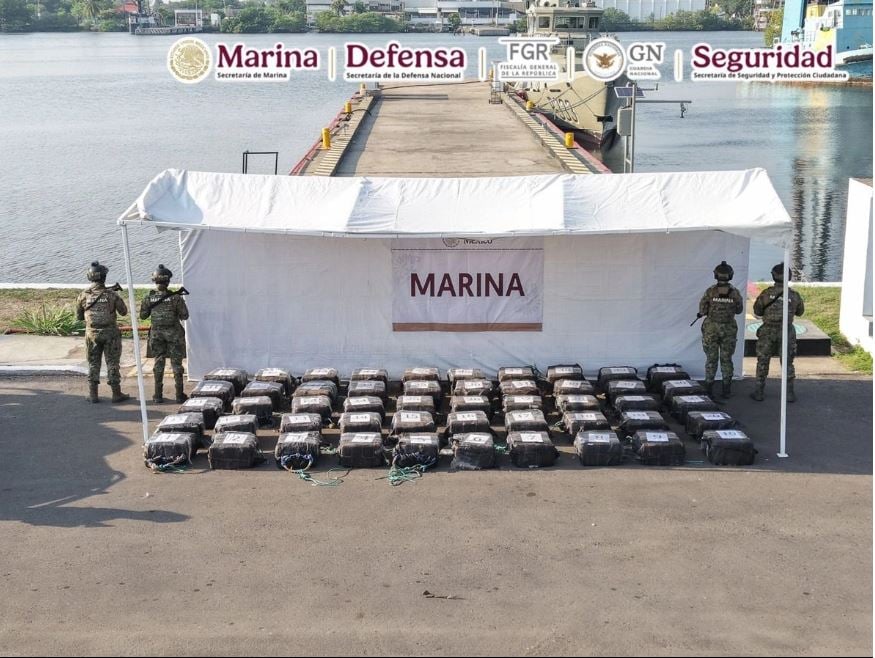 Marina asegura embarcación con 1.5 toneladas de droga en costas de Chiapas