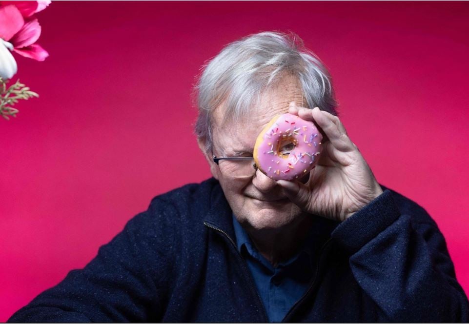 Murió Martin Parr, el fotógrafo británico que retrataba con ironía la sociedad de consumo