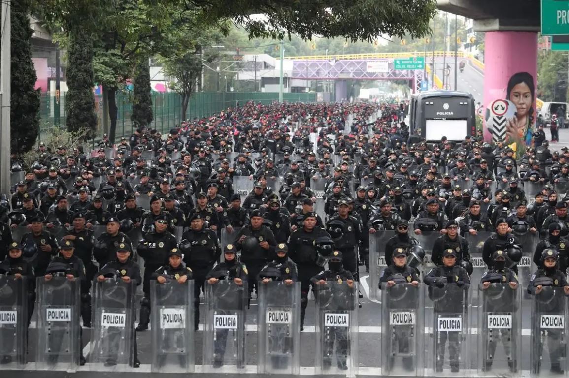 CNTE detiene su marcha; cientos de policías impiden su paso hacia el estadio Azteca