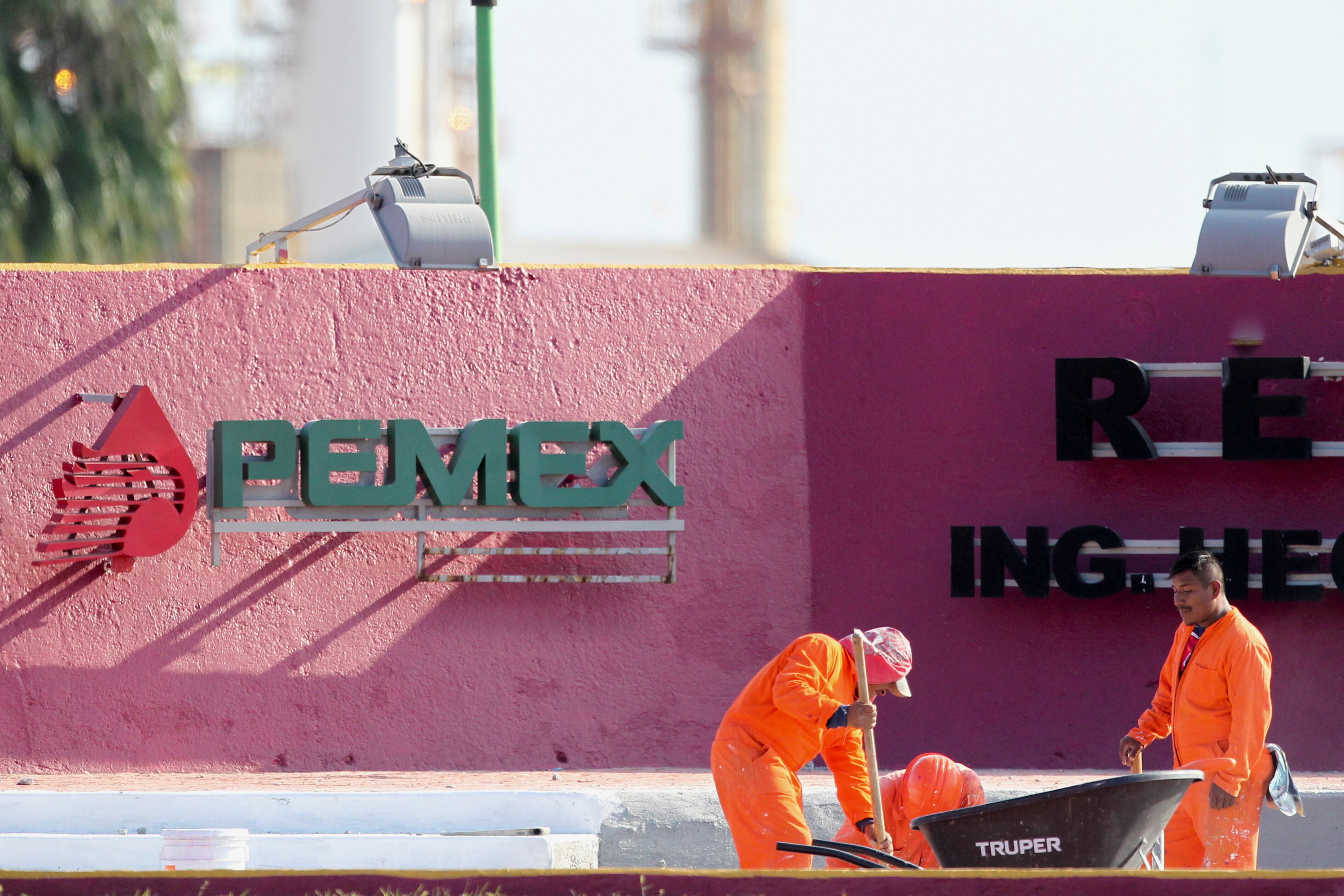 Proveedores piden a Pemex mesa de diálogo para pagos pendientes