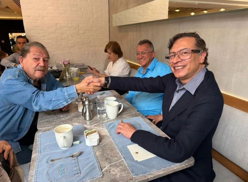 Gustavo Petro, de visita en CDMX, se reúne con comunidad colombiana, con Paco Ignacio Taibo II y Paloma Saiz
