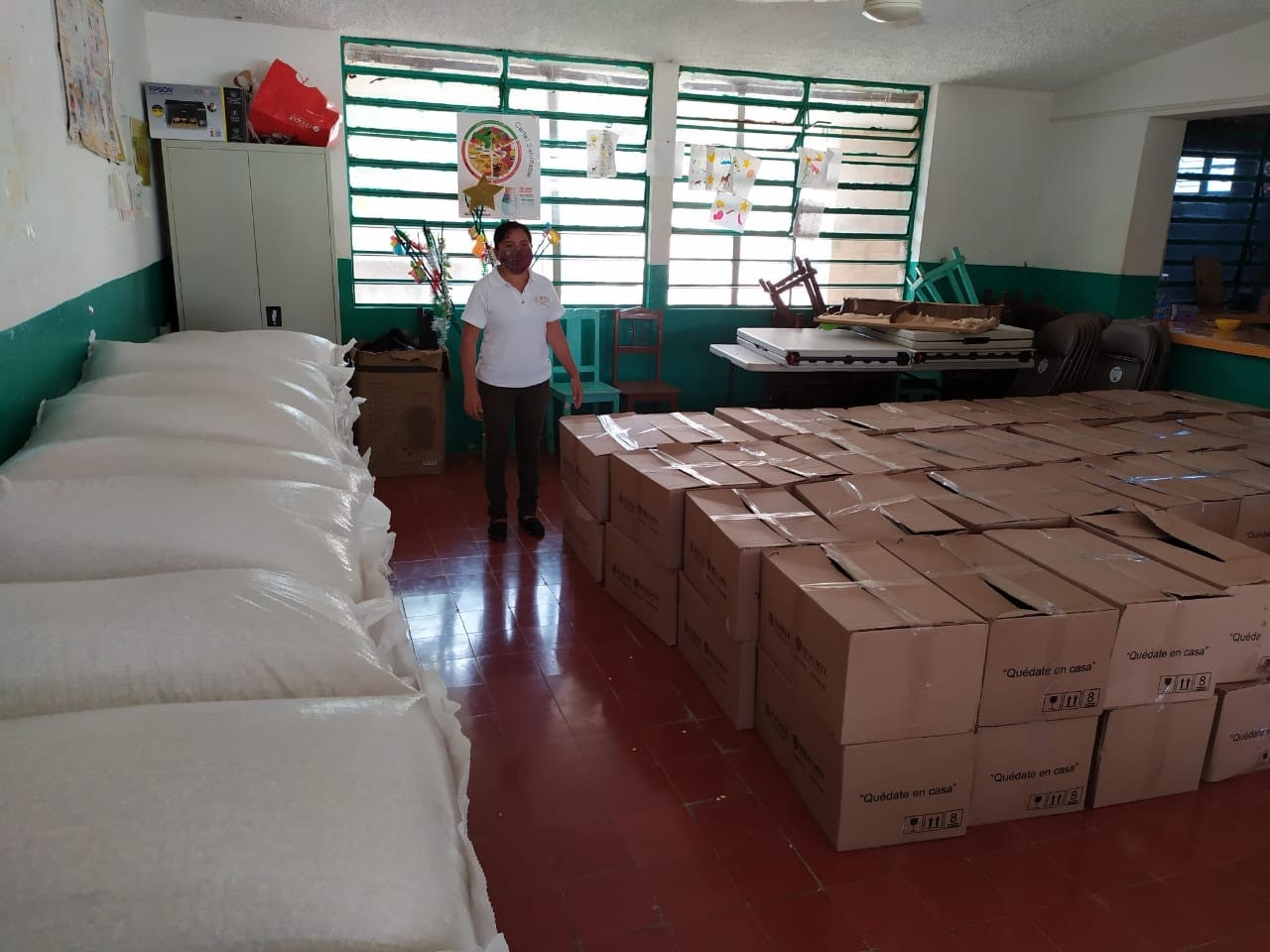 Entregan paquetes alimentarios a becarios de Casas de la Niñez Indígena