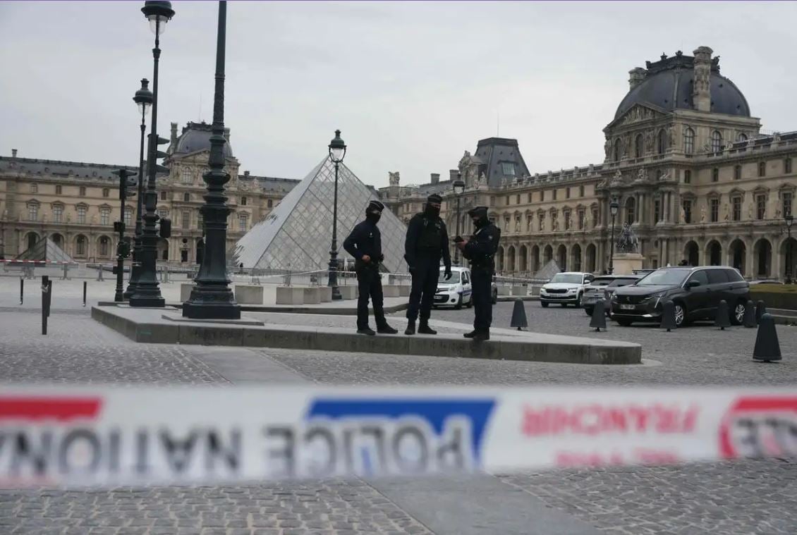 Cinco nuevos detenidos en Francia por el robo en el Louvre