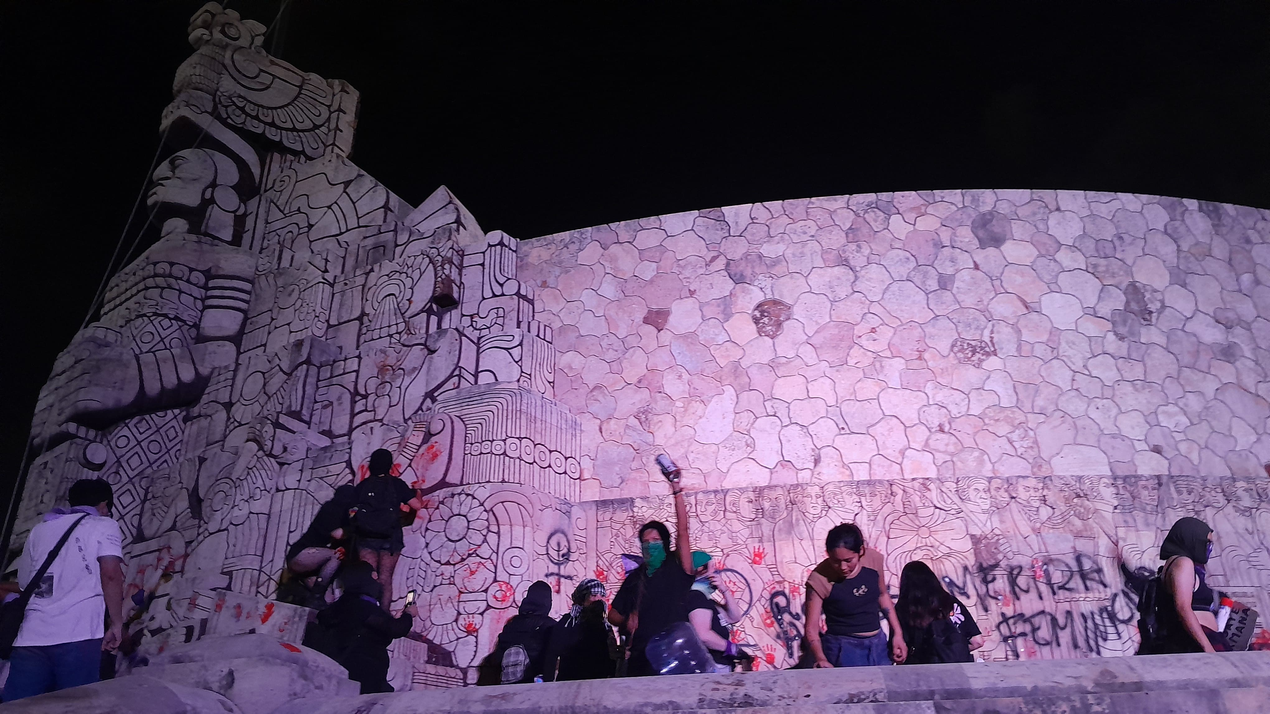 Instituto Municipal de las Mujeres de Mérida comprende pintas durante marcha 8M