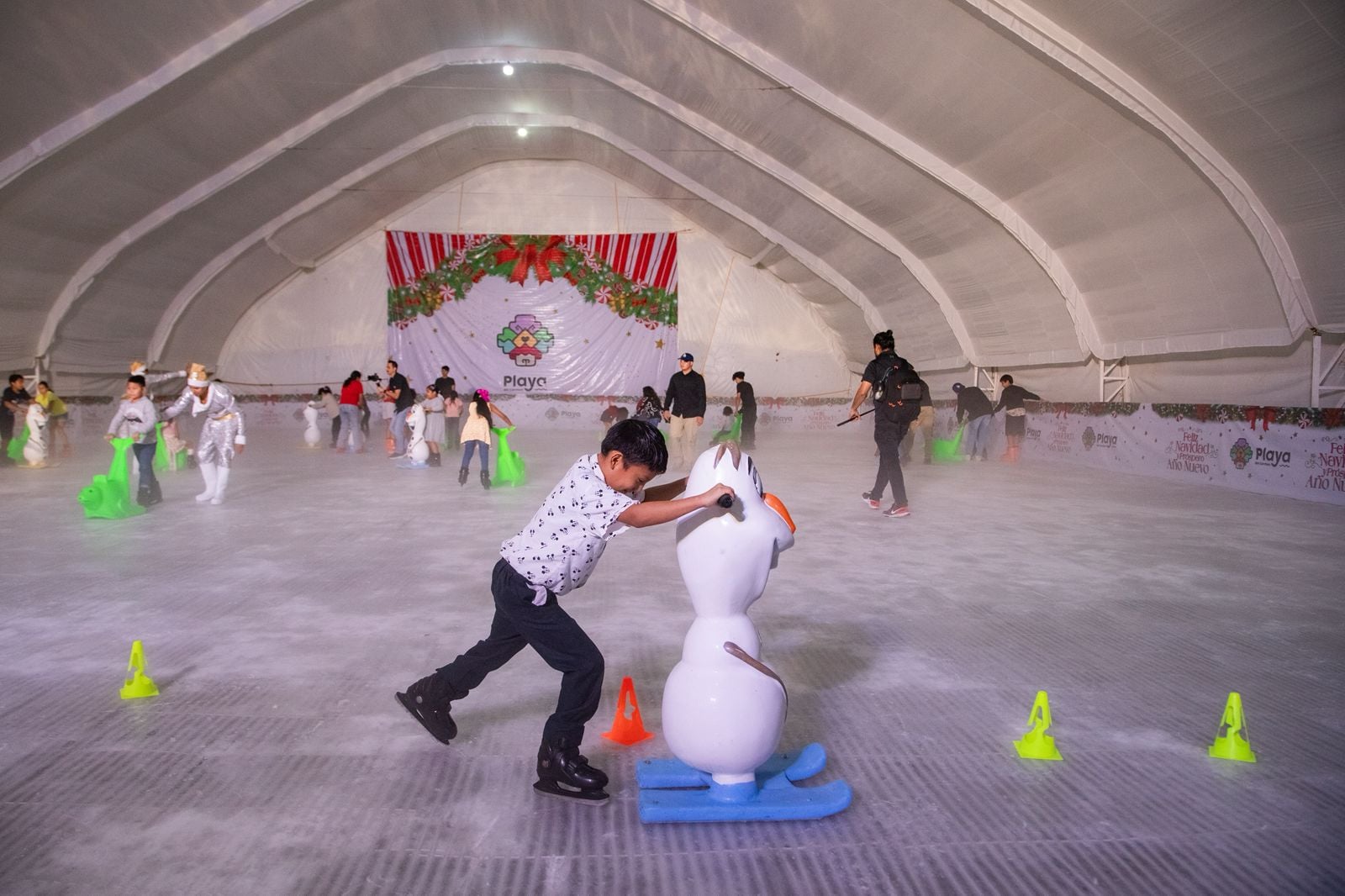 Abre pista de hielo gratuita en Playa del Carmen 