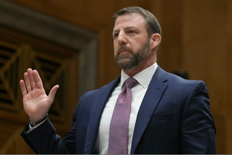 Markwayne Mullin asume Seguridad Nacional de EU en medio de crisis migratoria