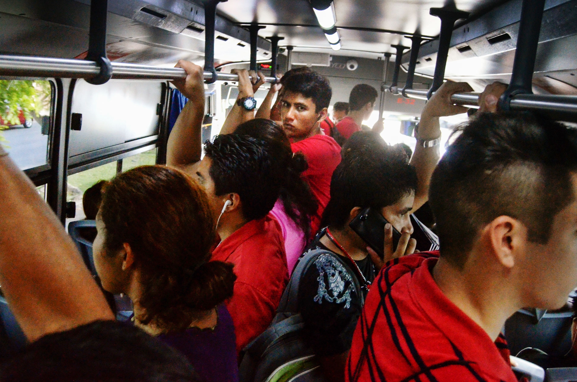 Autobús de Situr pierde llantas al poniente de Mérida