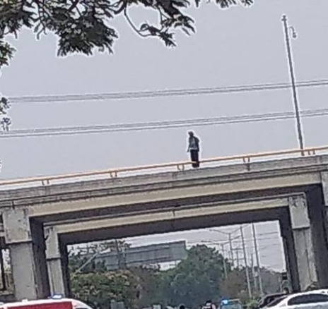 Hombre intenta arrojarse de puente de periférico en Mérida
