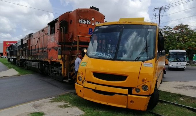 Tren impacta autobús de pasajeros en Mérida