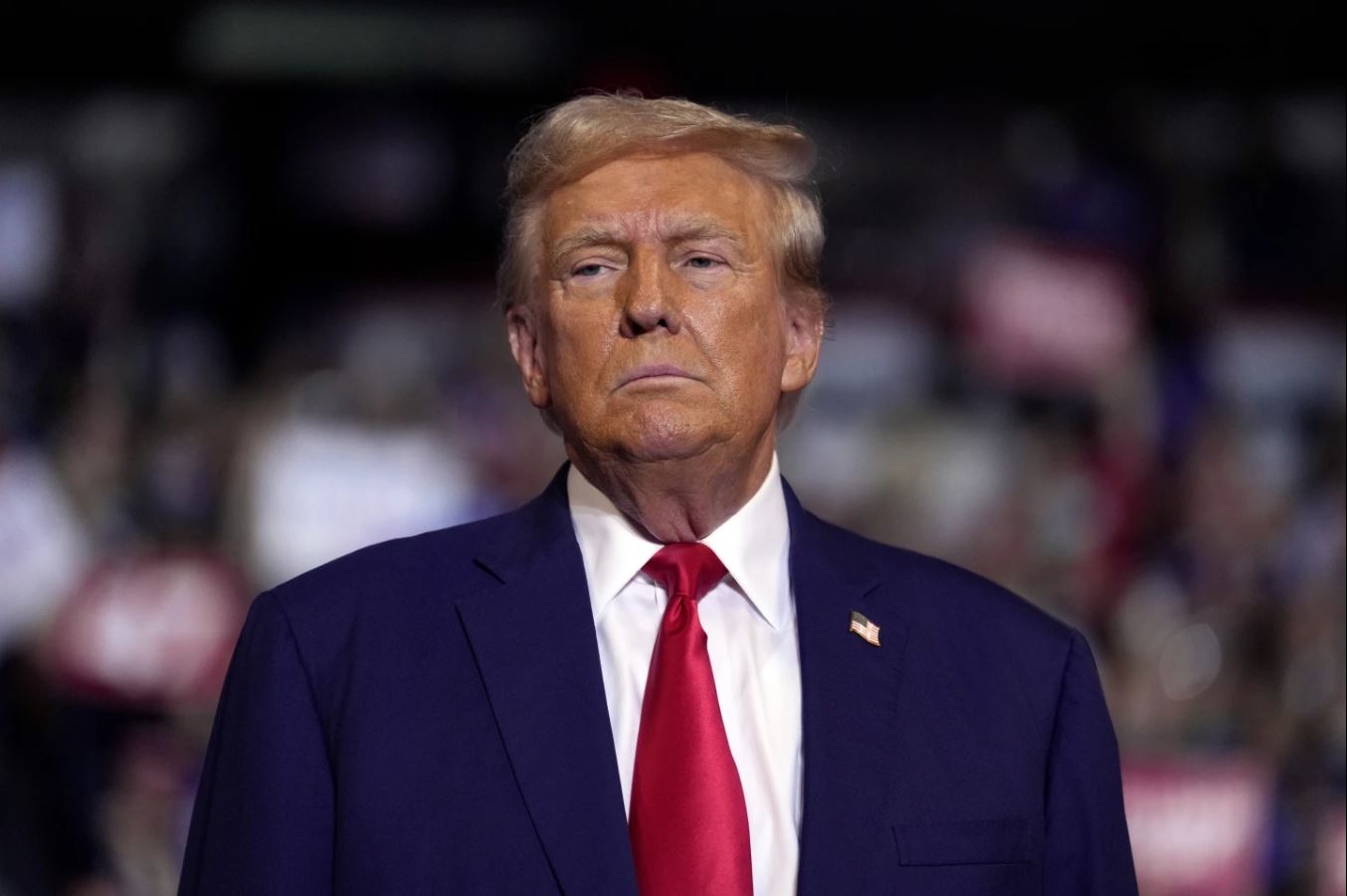 Trump dice que está dividido entre cerrar un acuerdo o atacar a Irán