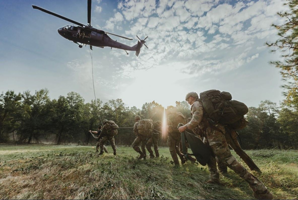 Trump ensaya plan para enviar tropas a México a combatir cárteles, según NBC