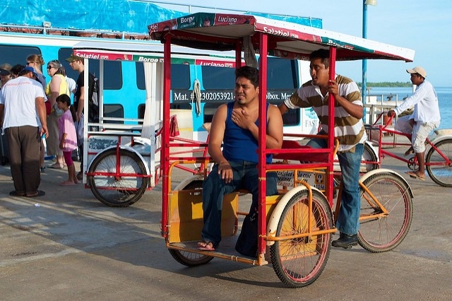 Presidente municipal contra tricitaxistas