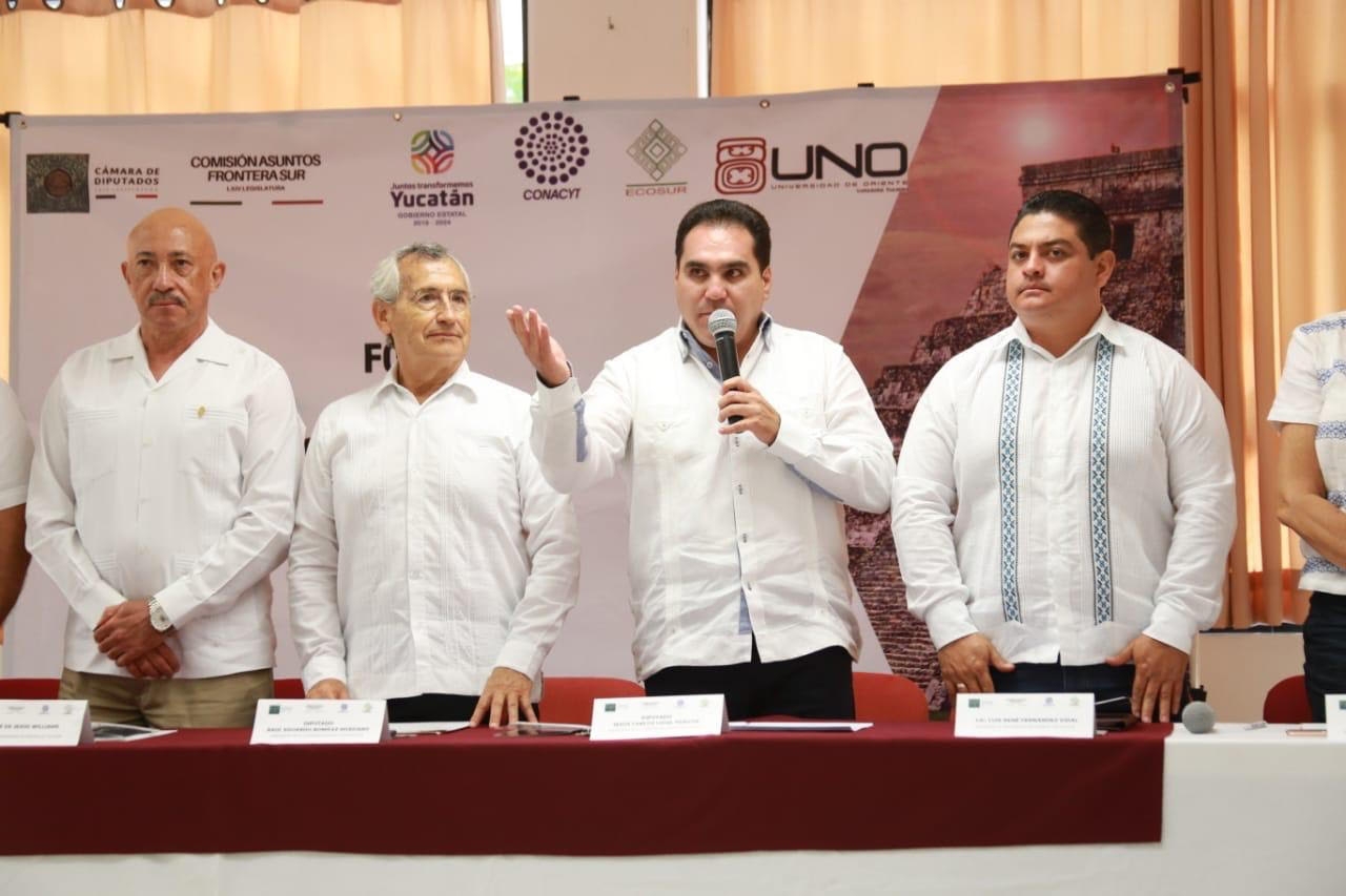 Académicos y funcionarios en foro sobre Tren Maya en Valladolid
