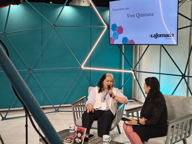 ‘No hay revolución sin música’: Vivir Quintana visita el stand de La Jornada Maya en la Filey