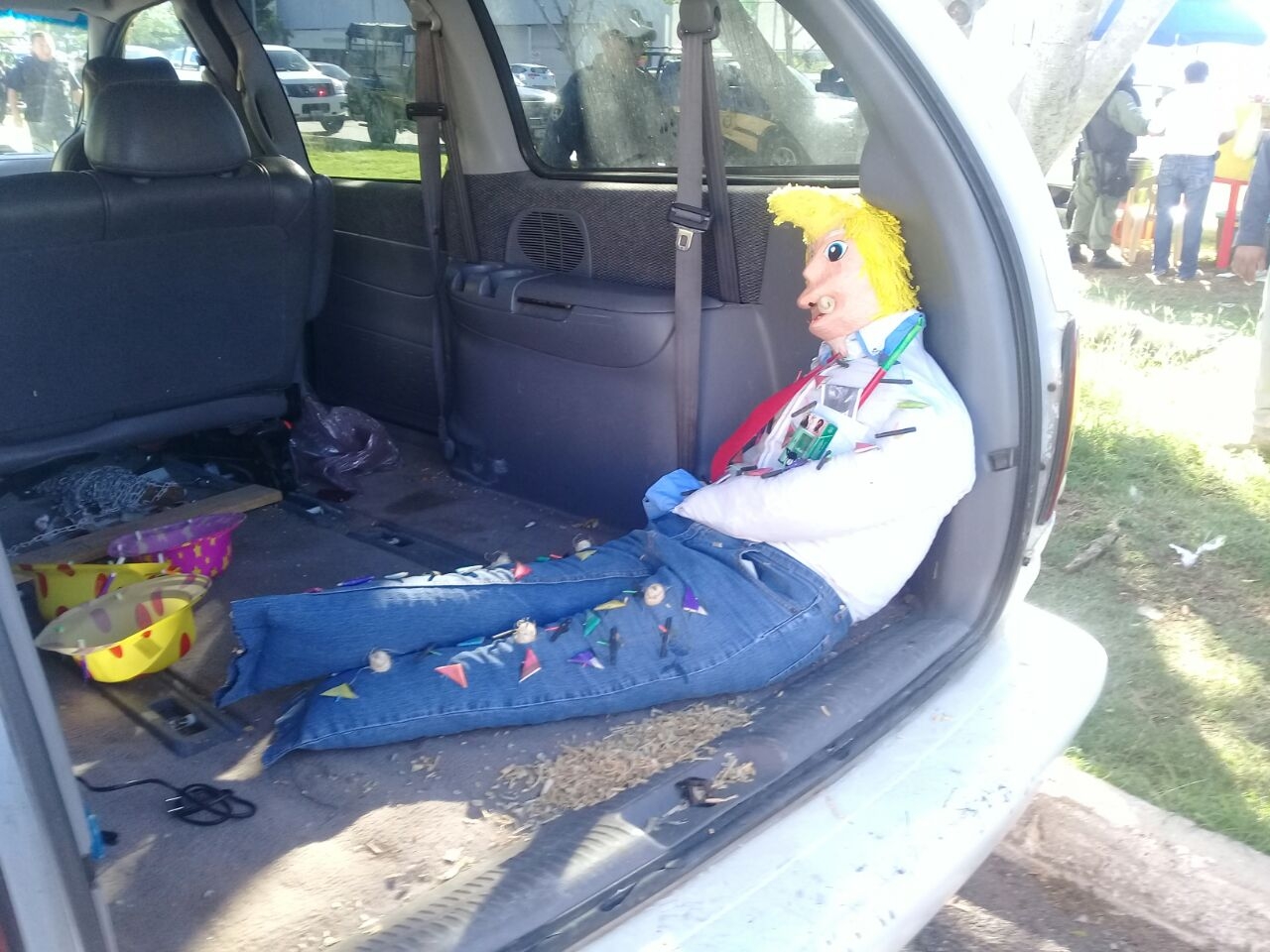 Operativo decomisa 84 kilos de material navideño