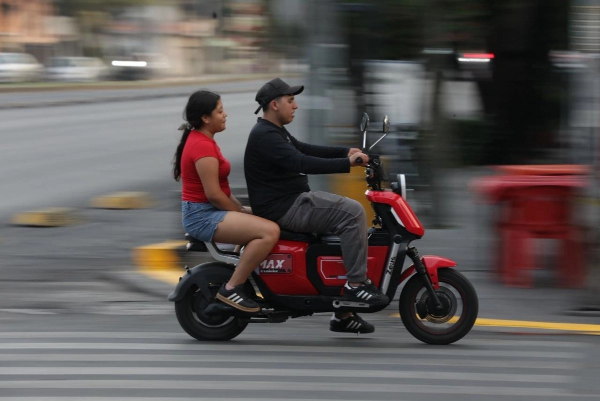 A partir de julio, monopatines y motos eléctricas de alta velocidad deberán portar placas en CDMX