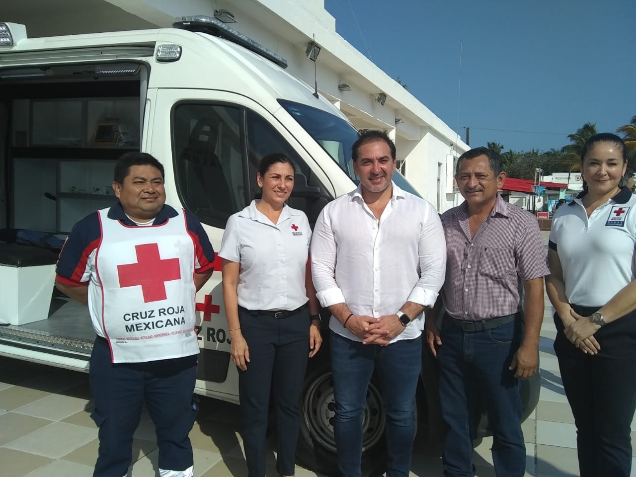 Alcalde de Progreso entrega ambulancia a la Cruz Roja de Chelem