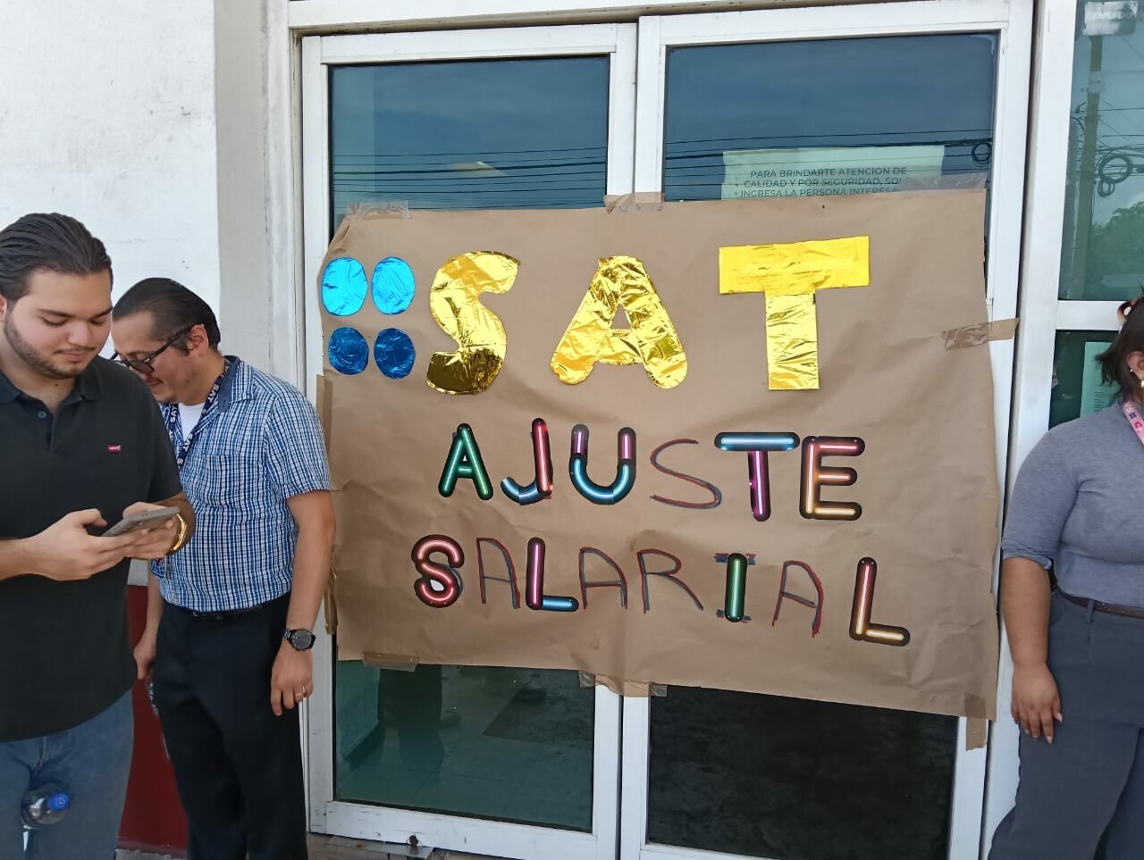Trabajadores del SAT de Cancún se manifiestan exigiendo ajuste salarial