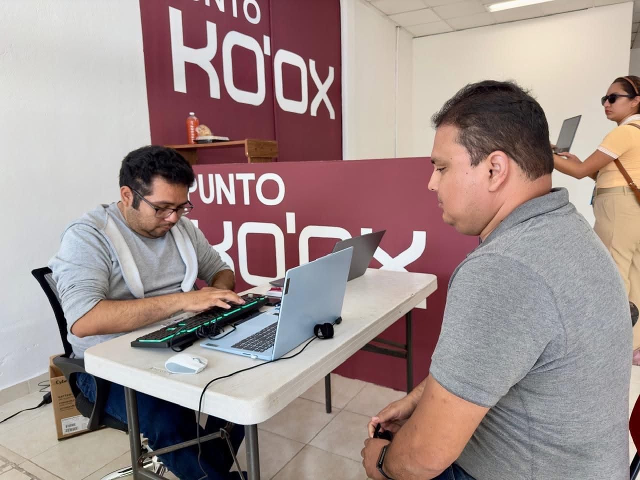 Ciudadanos de Campeche esperan hasta cinco horas recibir tarjeta Ko’ox general en el Artec