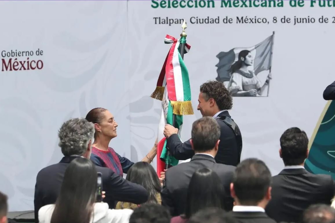 La presidenta Sheinbaum deseó éxito a la selección mexicana de futbol en ceremonia de abanderamiento