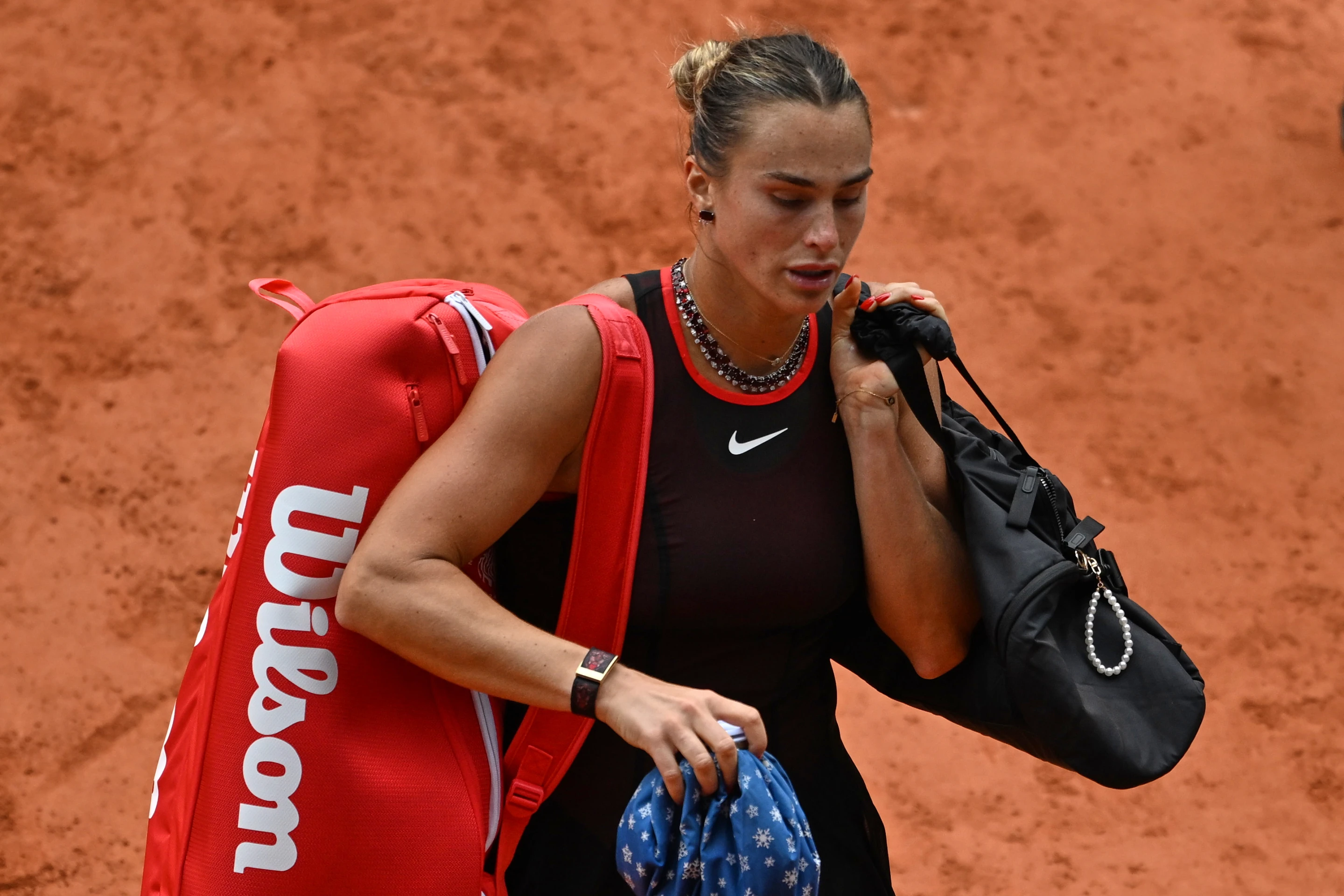 ''Quiero dejar el tenis'', afirma Sabalenka tras derrumbarse en Roland Garros