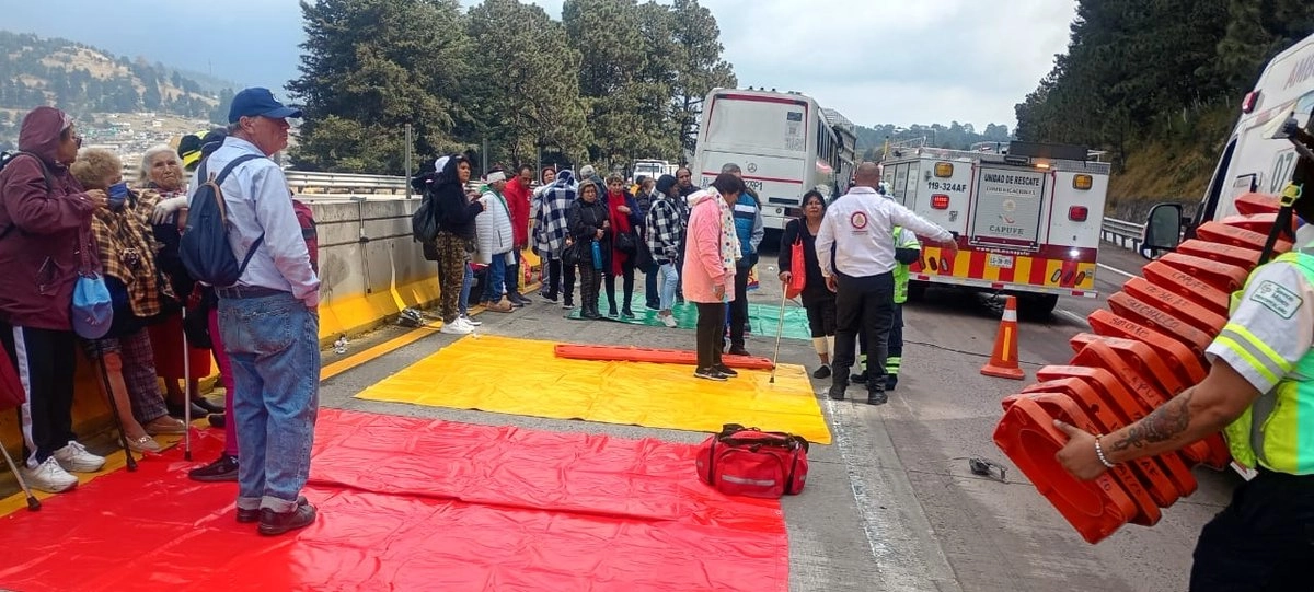 Accidente en la México-Puebla deja saldo de un muerto y 33 heridos