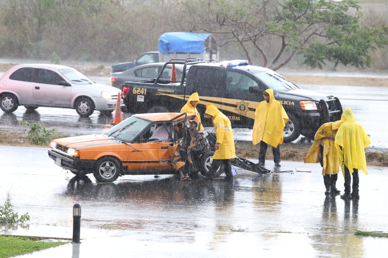 Mujer queda prensada en accidente vial en periférico de Mérida