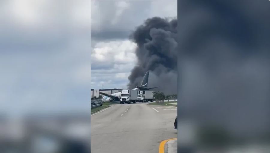 Avión de carga con logotipo de Amazon sale de pista al aterrizar en aeropuerto de Miami