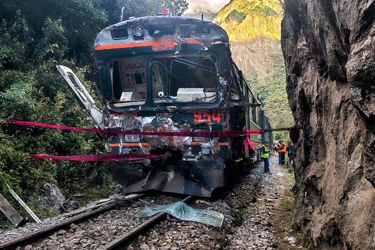 Perú: evacúan a unos 2 mil turistas varados tras choque mortal de trenes rumbo a Machu Picchu