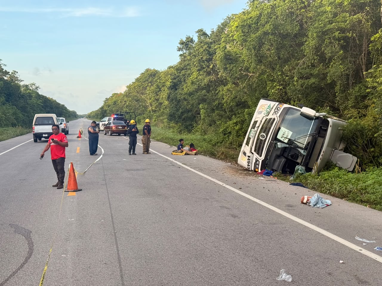 Vuelca autobús de personal en la zona maya de Quintana Roo; hay al menos tres muertos