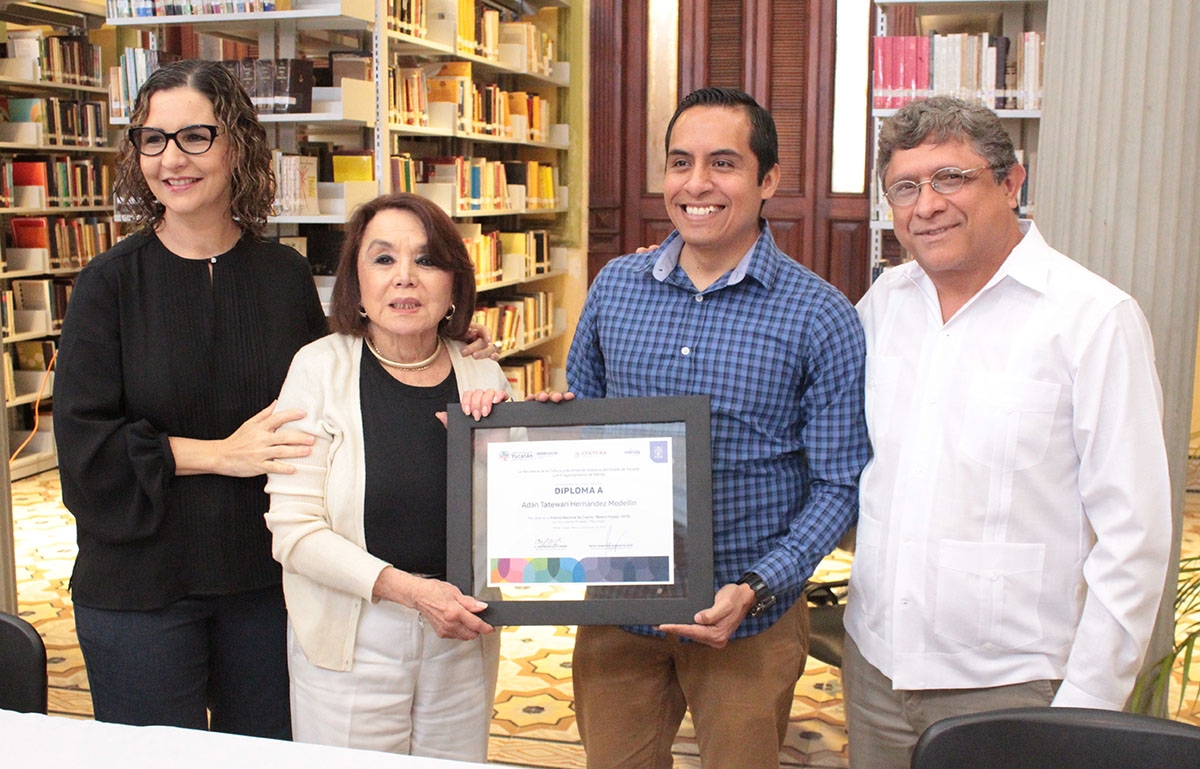 Adán Hernández recibió el Premio Beatriz Espejo 2019, por Tiburones