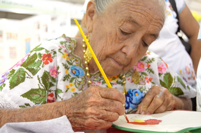 Abusos contra adultos mayores serían castigados